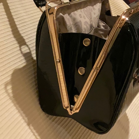 Patent leather black handbag with gold hardware and classic snap top closure - Picture 11 of 11